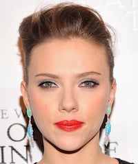 Scarlett Johansson Sticks It To Winter With Fresh, Bright Makeup Scarlett Johansson_Broadway Show_premiere_close-up_image_high_res (1)