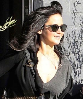 jennifer-lawrence-dyes-hair-black_GB