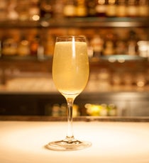 Ta-da: A golden bubbly beauty! Cheers! 19_043_Cocktail#2_Lime_Finished