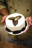hot to decorate a cake