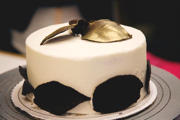 hot to decorate a cake
